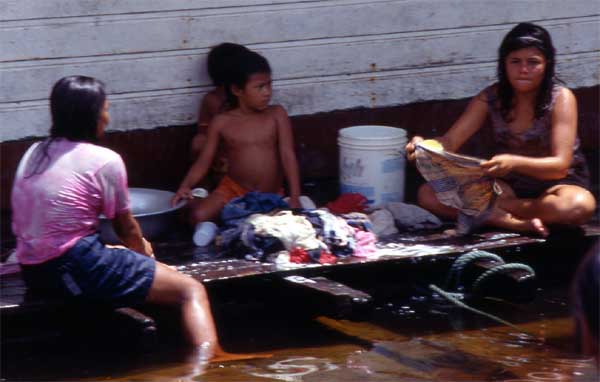washing clothes, Peru, photo washing clothes, Peru, photo